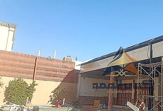 هيكل حديدي لمظلة على واجهة مبنى تجاري